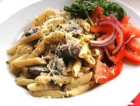 Penne pasta med kycklingfile, svamp och grädde
